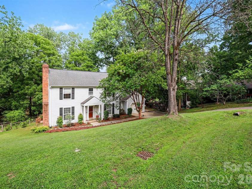 11808 Tall Oak Place, Charlotte, NC 28226.  MLS# CAR4391165, YatesRealty ID 29899. 