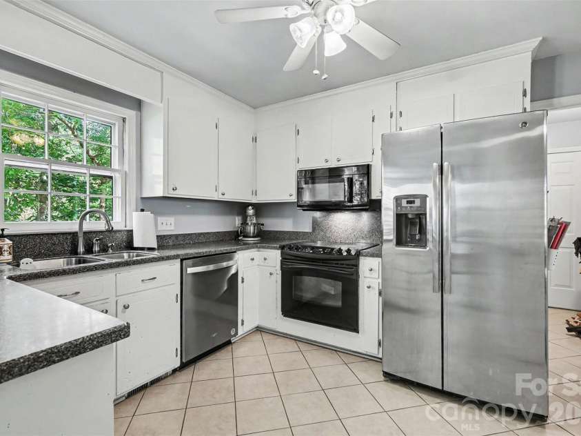11808 Tall Oak Place, Charlotte, NC 28226.  MLS# CAR4391165, YatesRealty ID 29899. 