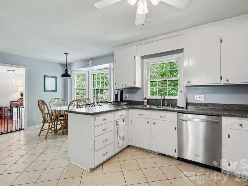 11808 Tall Oak Place, Charlotte, NC 28226.  MLS# CAR4391165, YatesRealty ID 29899. 