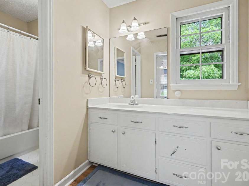 11808 Tall Oak Place, Charlotte, NC 28226.  MLS# CAR4391165, YatesRealty ID 29899. 
