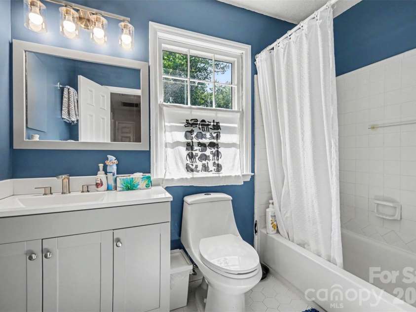 11808 Tall Oak Place, Charlotte, NC 28226.  MLS# CAR4391165, YatesRealty ID 29899. 