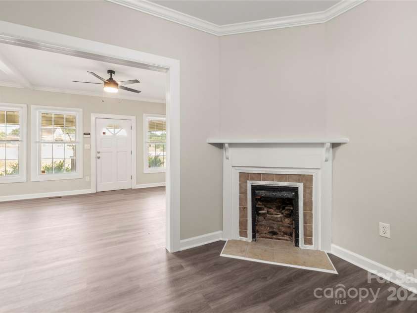 406 Main Street, Clover, SC 29710.  MLS# CAR4279553, YatesRealty ID 29899. Centrally located dining area/hallway