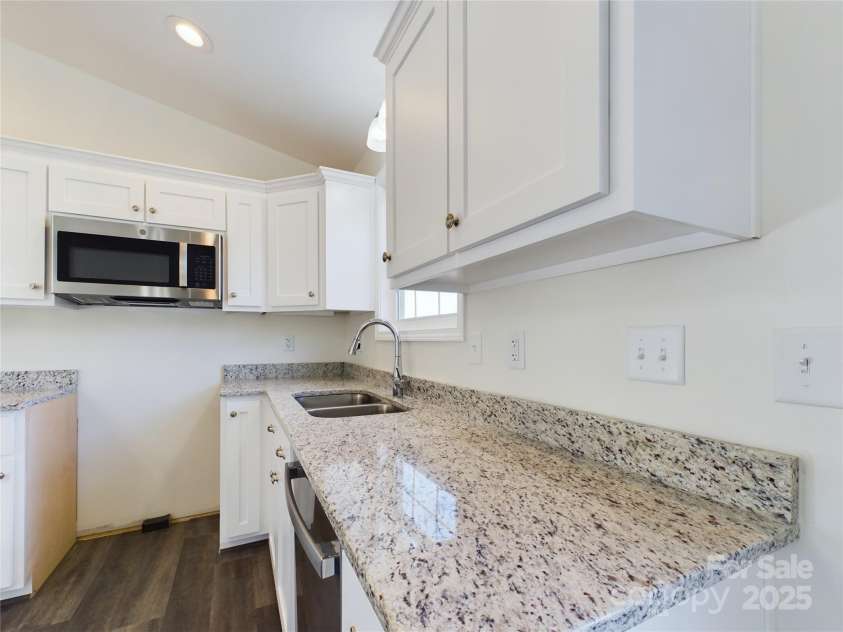 2061 Gary Lane, Hickory, NC 28602.  MLS# CAR4204539, YatesRealty ID 299. 