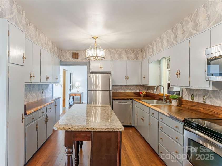 25 Ridgefield Place, Asheville, NC 28803.  MLS# CAR4214349, YatesRealty ID 2990. 