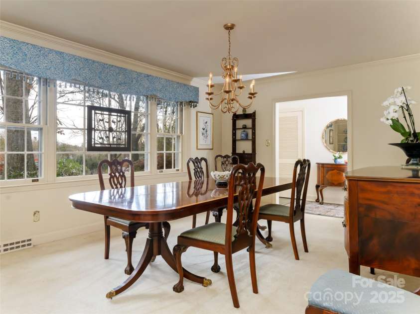 25 Ridgefield Place, Asheville, NC 28803.  MLS# CAR4214349, YatesRealty ID 2990. Bright dining room