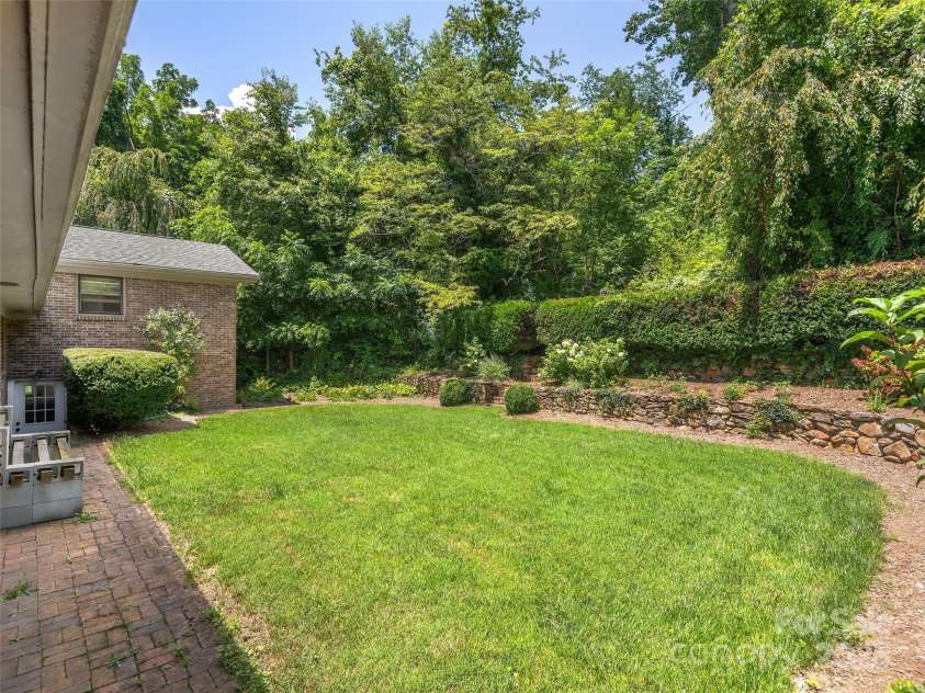 72 Georgia Avenue, Waynesville, NC 28786.  MLS# CAR4286964, YatesRealty ID 29901. 