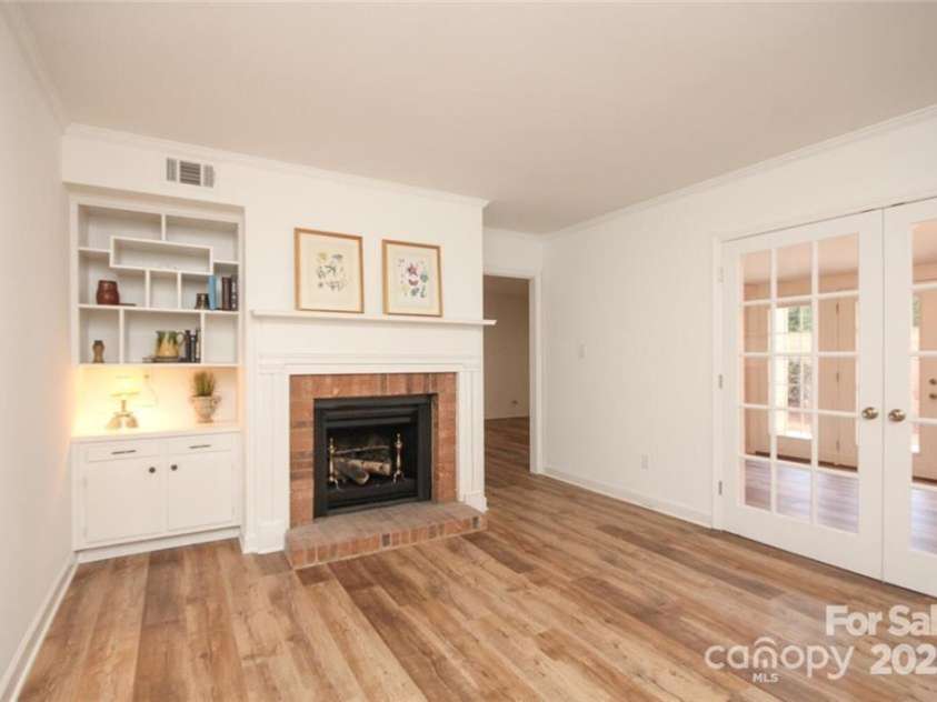 6844 Dumbarton Drive, Charlotte, NC 28210.  MLS# CAR4273724, YatesRealty ID 29903. 