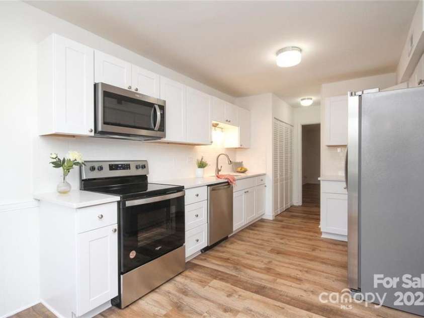 6844 Dumbarton Drive, Charlotte, NC 28210.  MLS# CAR4273724, YatesRealty ID 29903. 