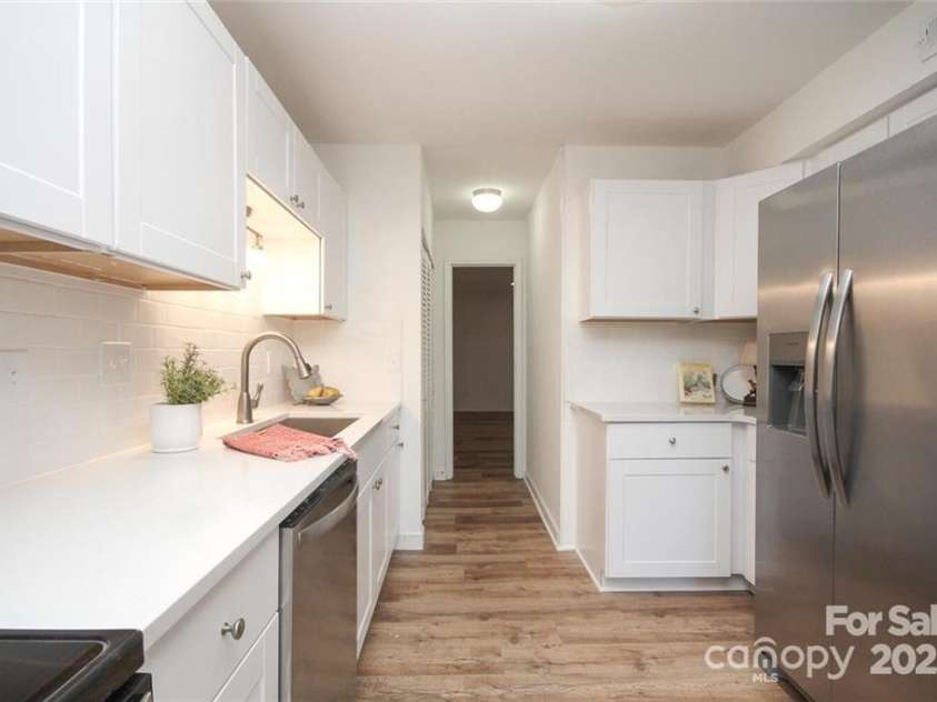 6844 Dumbarton Drive, Charlotte, NC 28210.  MLS# CAR4273724, YatesRealty ID 29903. 