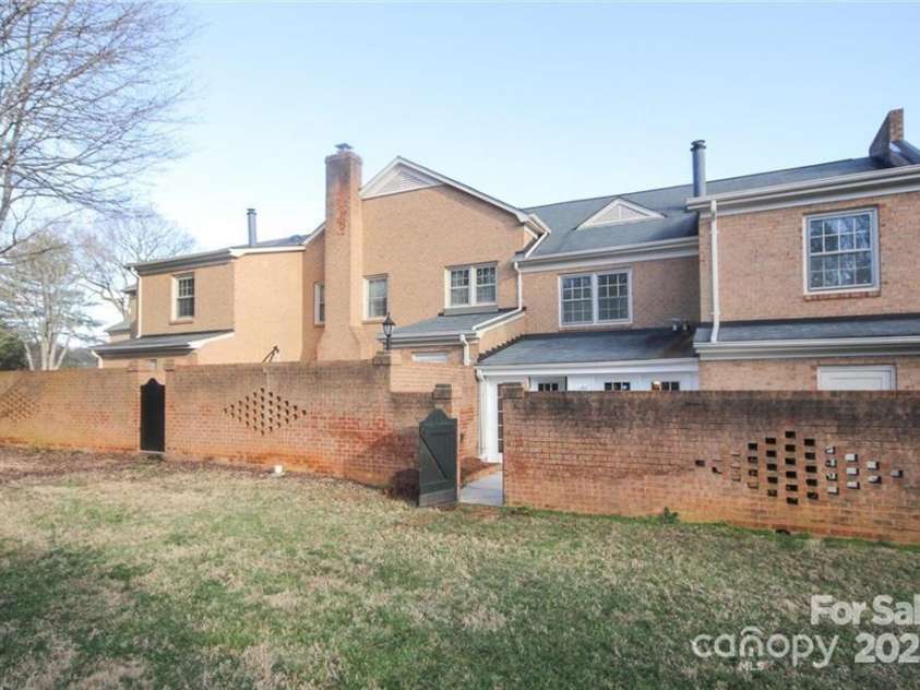 6844 Dumbarton Drive, Charlotte, NC 28210.  MLS# CAR4273724, YatesRealty ID 29903. 