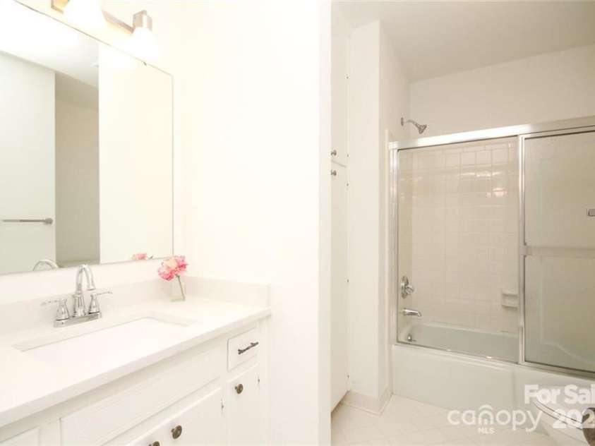 6844 Dumbarton Drive, Charlotte, NC 28210.  MLS# CAR4273724, YatesRealty ID 29903. 