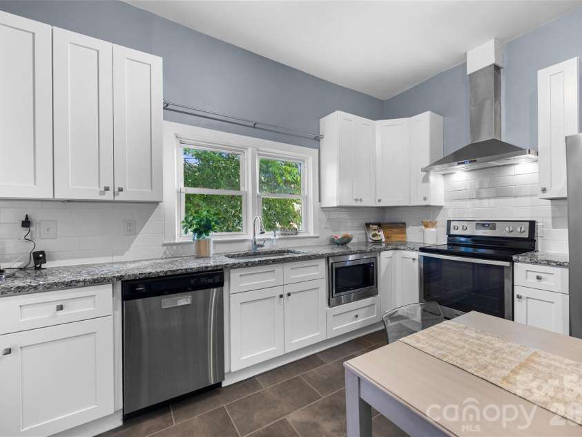 1108 Pegram Street, Charlotte, NC 28205.  MLS# CAR4367071, YatesRealty ID 29904. A chef’s dream kitchen featuring  modern updates.