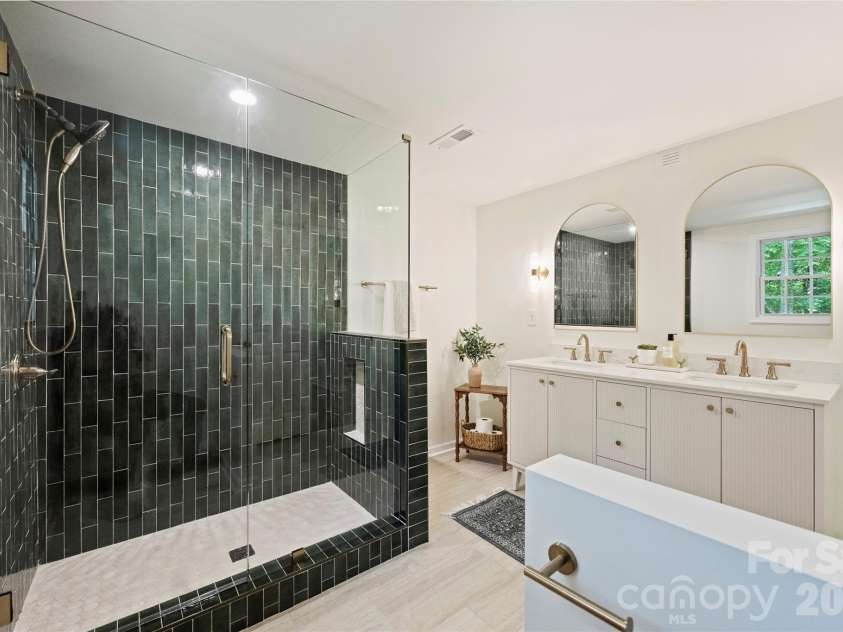 7420 Castlebar Road, Charlotte, NC 28270.  MLS# CAR4382970, YatesRealty ID 29905. Primary Bath