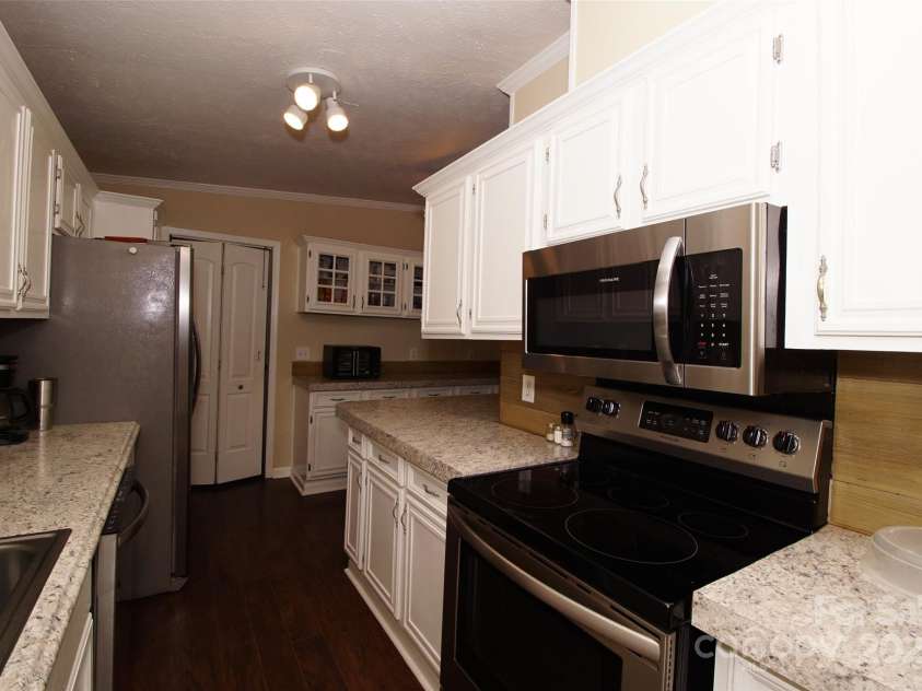 7010 Executive Circle, Denver, NC 28037.  MLS# CAR4288123, YatesRealty ID 29906. 