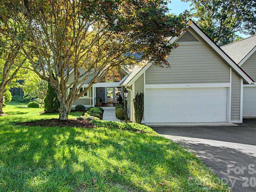 104 Overlook Drive, Flat Rock, NC 28731.  MLS# CAR4418068, YatesRealty ID 2991. 