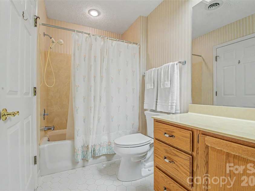 104 Overlook Drive, Flat Rock, NC 28731.  MLS# CAR4418068, YatesRealty ID 2991. Adjoining Bathroom