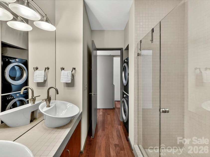 285 McDonald Avenue, Charlotte, NC 28203.  MLS# CAR4392788, YatesRealty ID 29915. Primary bath