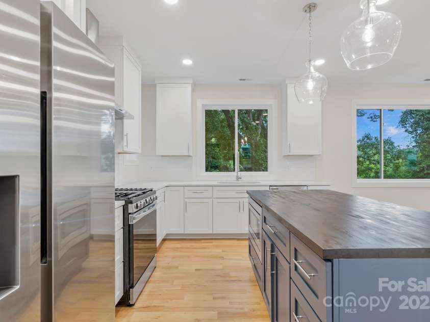 345 Riverview Drive, Asheville, NC 28806.  MLS# CAR4181705, YatesRealty ID 29919. 