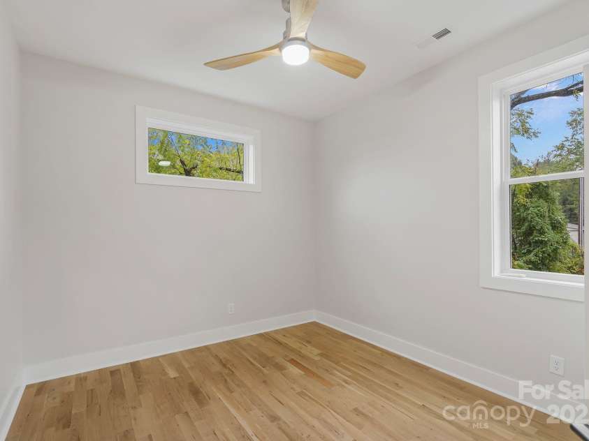 345 Riverview Drive, Asheville, NC 28806.  MLS# CAR4181705, YatesRealty ID 29919. 