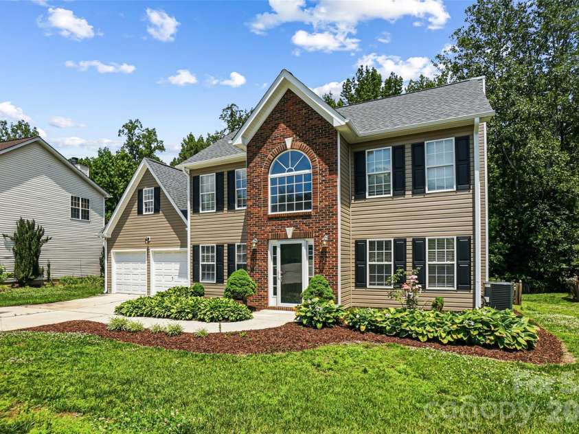 5012 Eagle Creek Drive, Charlotte, NC 28269.  MLS# CAR4390441, YatesRealty ID 29919. 