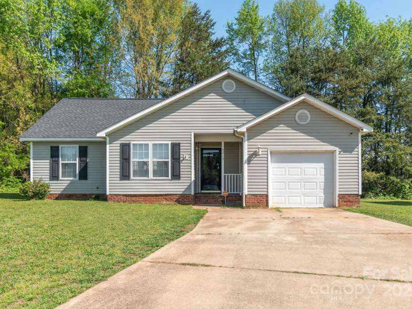 4213 Rosy Mound Lane, Charlotte, NC 28216.  MLS# CAR4231233, YatesRealty ID 29922. 