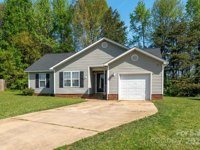 4213 Rosy Mound Lane, Charlotte, NC 28216.  MLS# CAR4231233, YatesRealty ID 29922. 