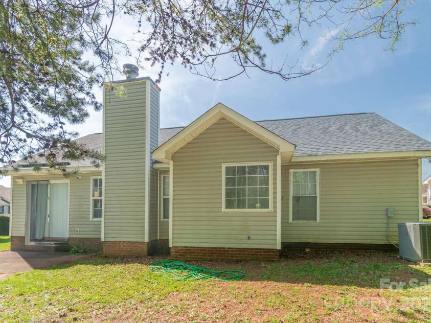 4213 Rosy Mound Lane, Charlotte, NC 28216.  MLS# CAR4231233, YatesRealty ID 29922. 