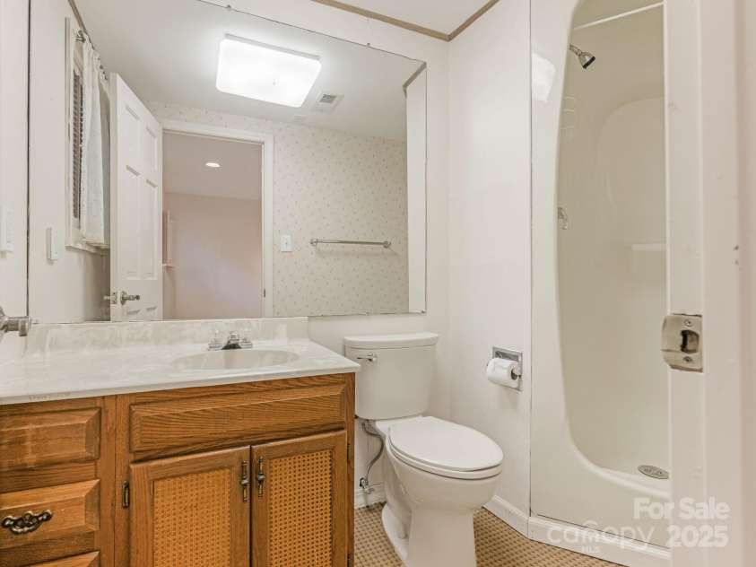 3310 Windbluff Drive, Charlotte, NC 28277.  MLS# CAR4269901, YatesRealty ID 29923. Basement Bedroom En Suite Full Bathroom