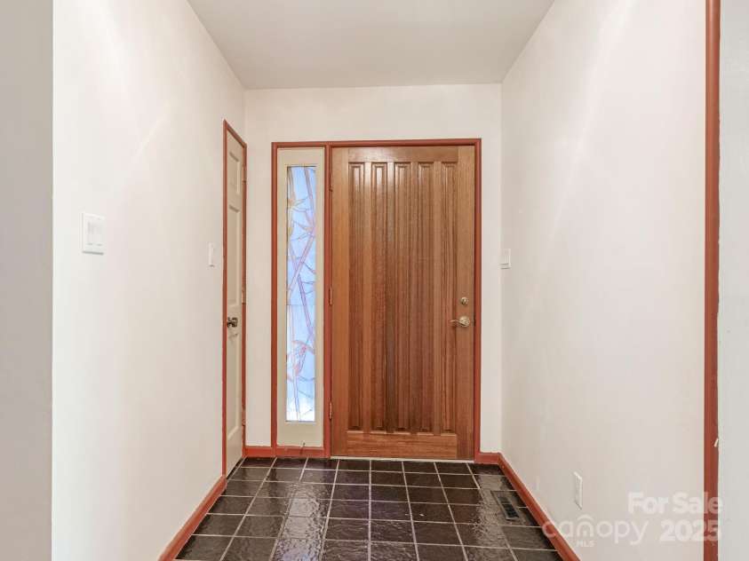 3310 Windbluff Drive, Charlotte, NC 28277.  MLS# CAR4269901, YatesRealty ID 29923. Entryway