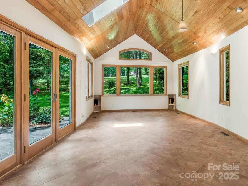 3310 Windbluff Drive, Charlotte, NC 28277.  MLS# CAR4269901, YatesRealty ID 29923. Family Room