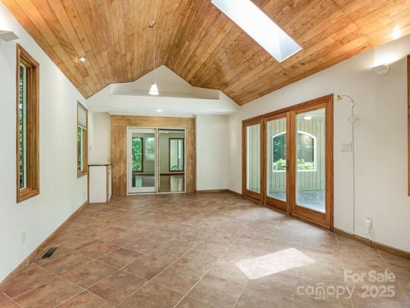 3310 Windbluff Drive, Charlotte, NC 28277.  MLS# CAR4269901, YatesRealty ID 29923. Family Room