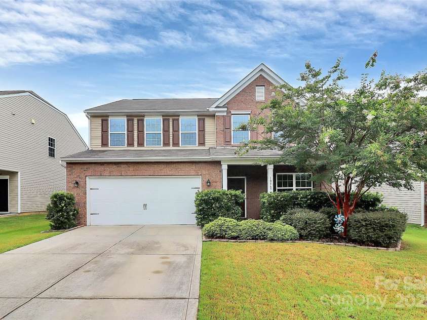 10369 Hillsborough Street, Huntersville, NC 28078.  MLS# CAR4283679, YatesRealty ID 29924. Nice curb appeal with nice driveway for extra parking