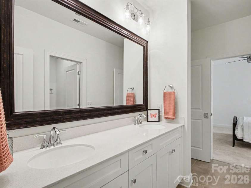 1020 Sharon Amity Road, Charlotte, NC 28211.  MLS# CAR4385518, YatesRealty ID 29929. Shared Bathroom