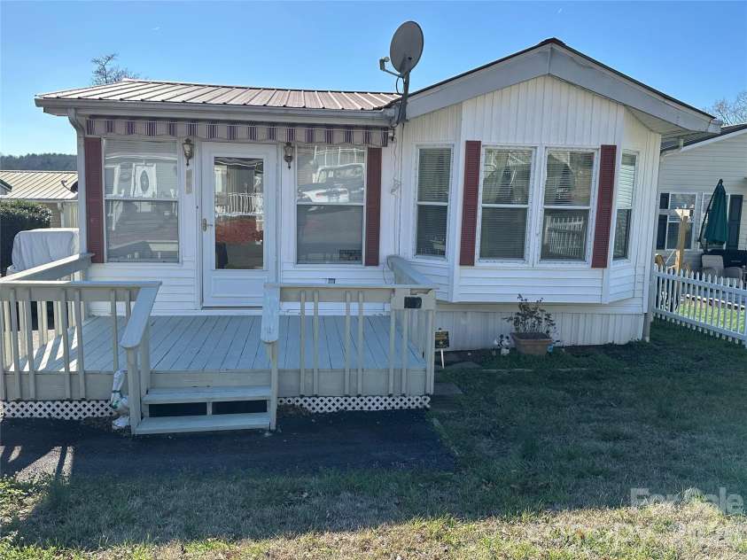 182 Marina Drive, New London, NC 28127.  MLS# CAR4353150, YatesRealty ID 2993. 
