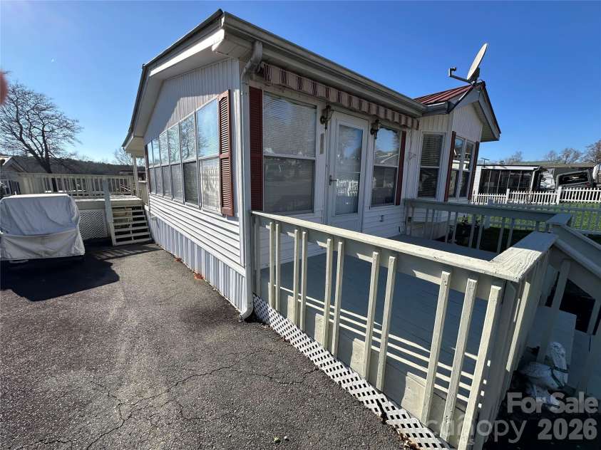 182 Marina Drive, New London, NC 28127.  MLS# CAR4353150, YatesRealty ID 2993. 