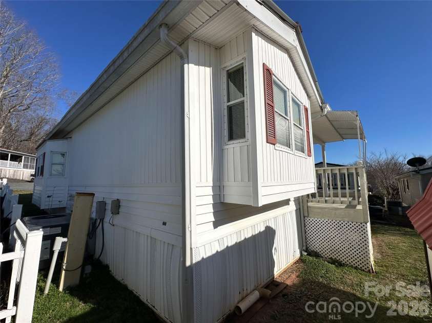 182 Marina Drive, New London, NC 28127.  MLS# CAR4353150, YatesRealty ID 2993. 