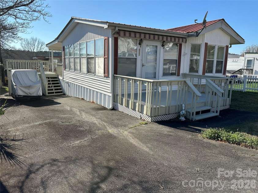 182 Marina Drive, New London, NC 28127.  MLS# CAR4353150, YatesRealty ID 2993. 