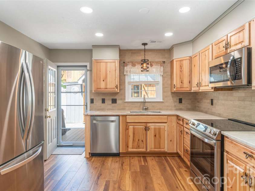 11 Pearl Street, Black Mountain, NC 28711.  MLS# CAR4384283, YatesRealty ID 29930. 