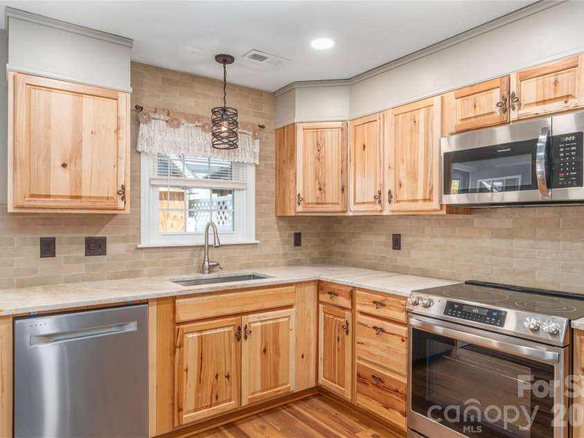 11 Pearl Street, Black Mountain, NC 28711.  MLS# CAR4384283, YatesRealty ID 29930. 