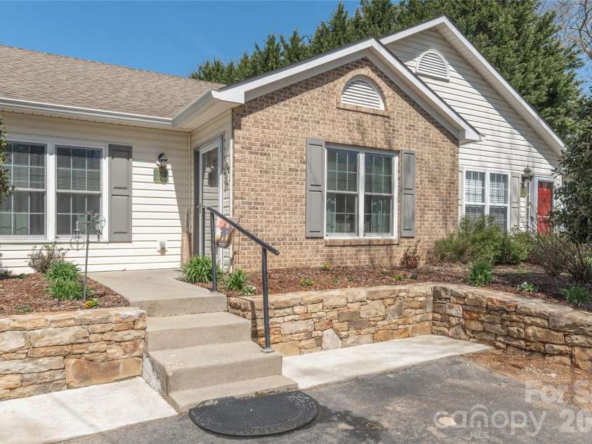 11 Pearl Street, Black Mountain, NC 28711.  MLS# CAR4384283, YatesRealty ID 29930. 