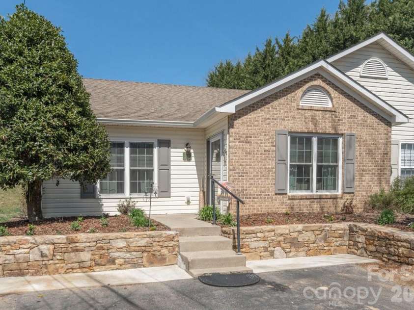 11 Pearl Street, Black Mountain, NC 28711.  MLS# CAR4384283, YatesRealty ID 29930. 