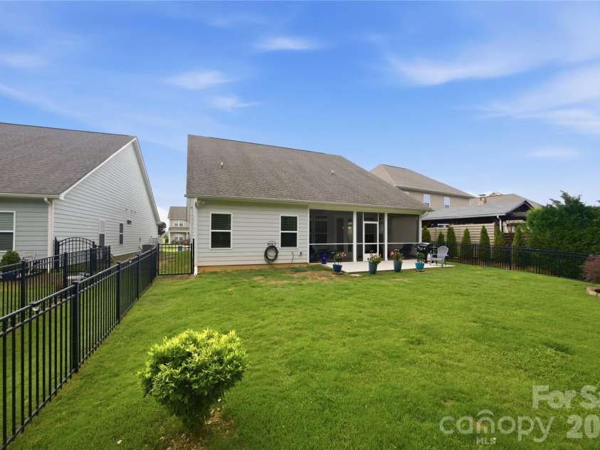 117 Canada Drive, Statesville, NC 28677.  MLS# CAR4375519, YatesRealty ID 29931. 