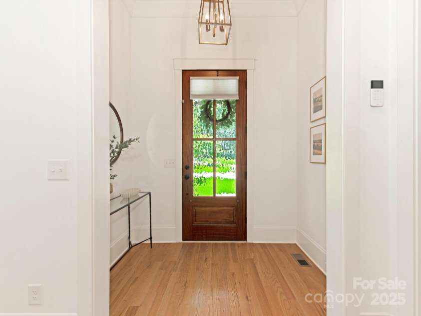3009 Commonwealth Avenue, Charlotte, NC 28205.  MLS# CAR4277083, YatesRealty ID 29932. Foyer
