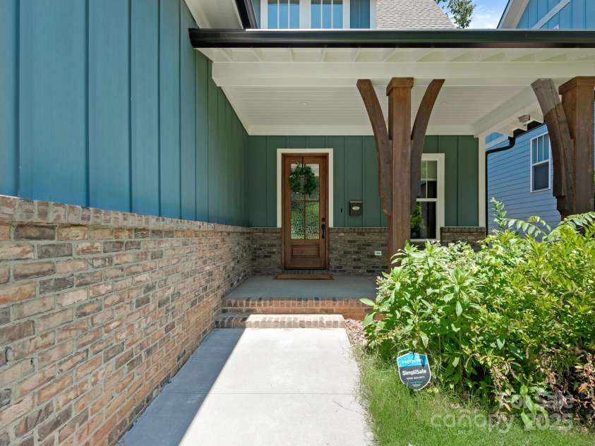 3009 Commonwealth Avenue, Charlotte, NC 28205.  MLS# CAR4277083, YatesRealty ID 29932. Front Entrance