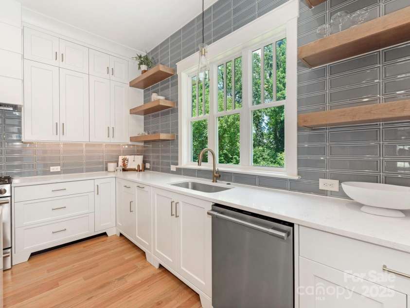 3009 Commonwealth Avenue, Charlotte, NC 28205.  MLS# CAR4277083, YatesRealty ID 29932. Kitchen