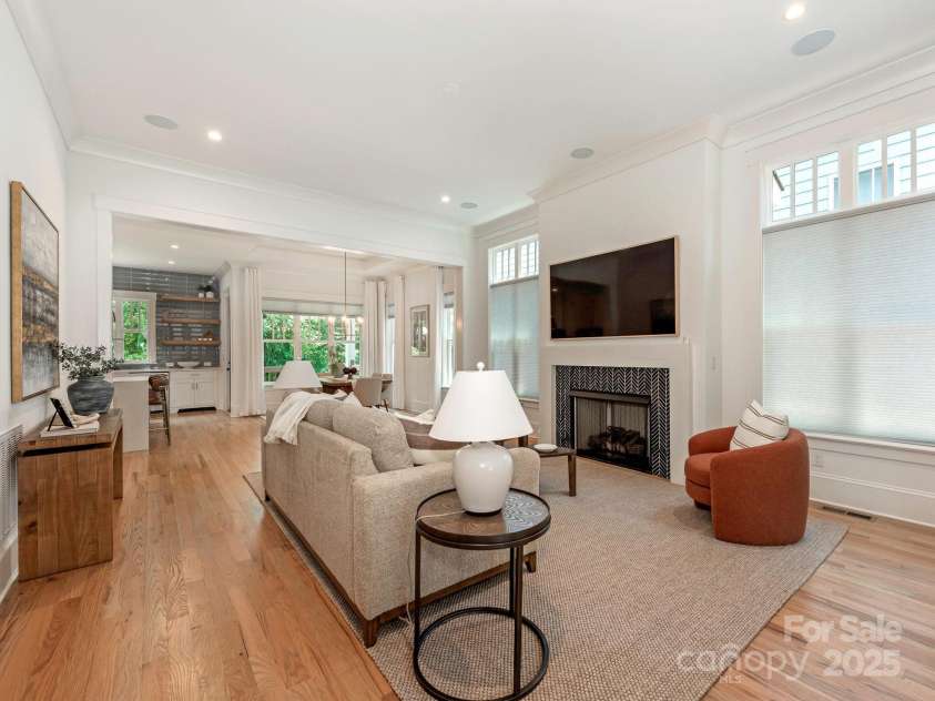 3009 Commonwealth Avenue, Charlotte, NC 28205.  MLS# CAR4277083, YatesRealty ID 29932. Living Room