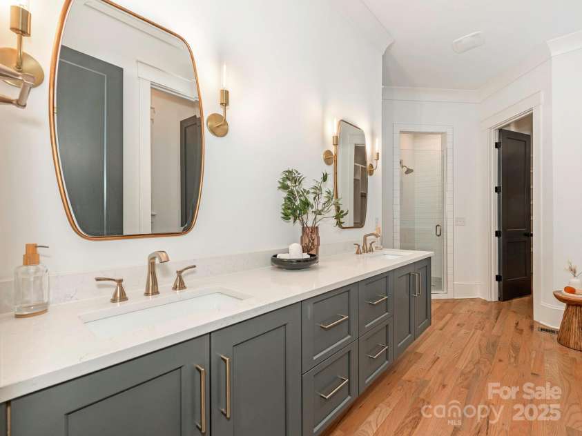 3009 Commonwealth Avenue, Charlotte, NC 28205.  MLS# CAR4277083, YatesRealty ID 29932. Primary Bathroom