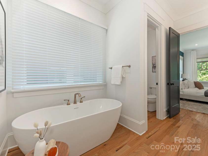 3009 Commonwealth Avenue, Charlotte, NC 28205.  MLS# CAR4277083, YatesRealty ID 29932. Primary Bathroom