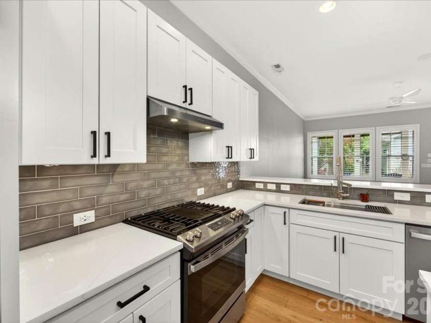 12422 Brenthaven Drive, Davidson, NC 28036.  MLS# CAR4387323, YatesRealty ID 29933. Beautiful large subway tile backsplash with under cabinet lighting.