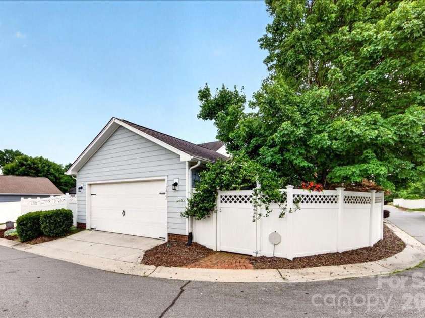 12422 Brenthaven Drive, Davidson, NC 28036.  MLS# CAR4387323, YatesRealty ID 29933. Detached 2-car garage.